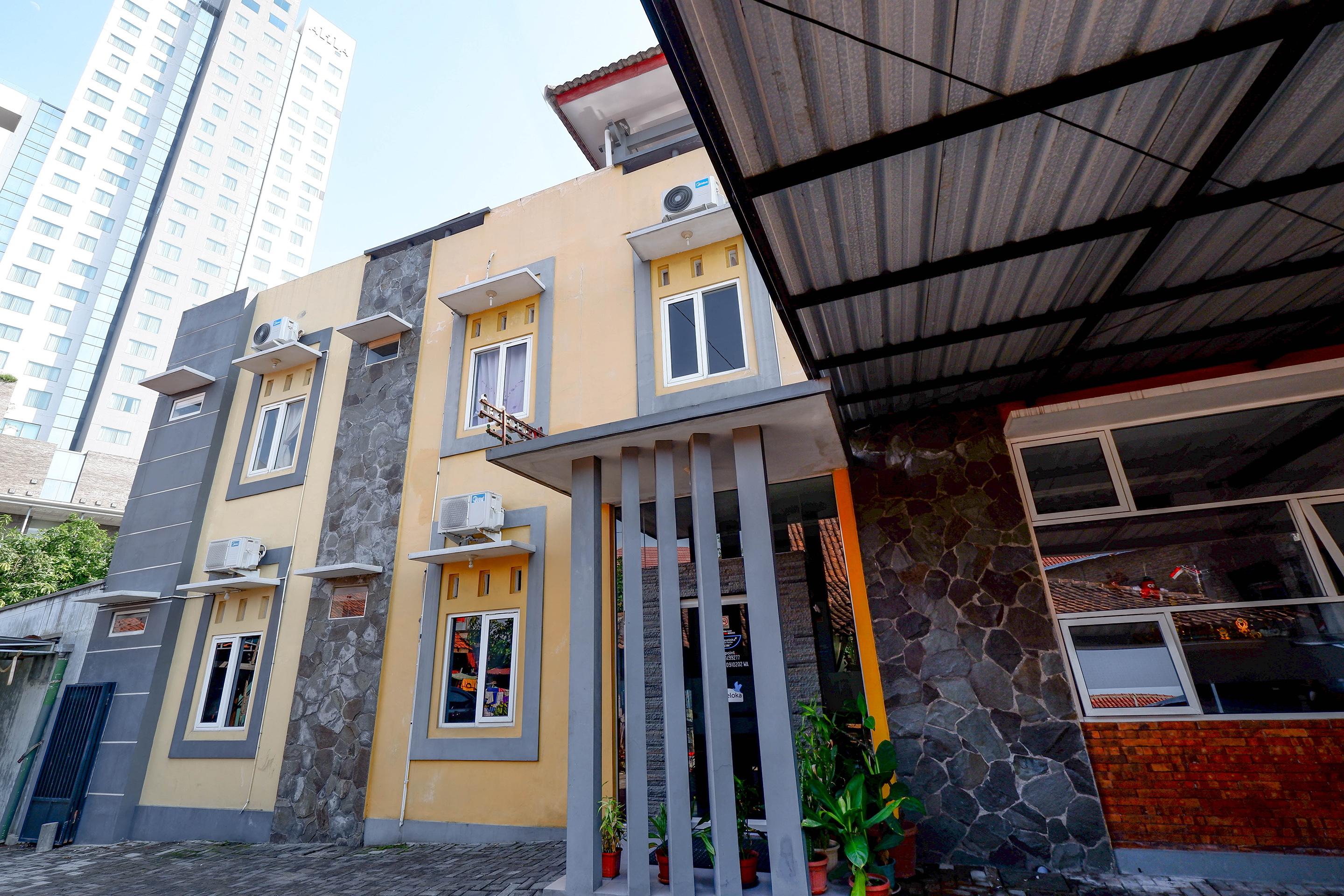 Super Oyo 2209 Solo Point Guest House Syariah Exterior foto