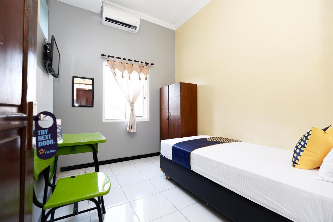 Super Oyo 2209 Solo Point Guest House Syariah Habitación foto